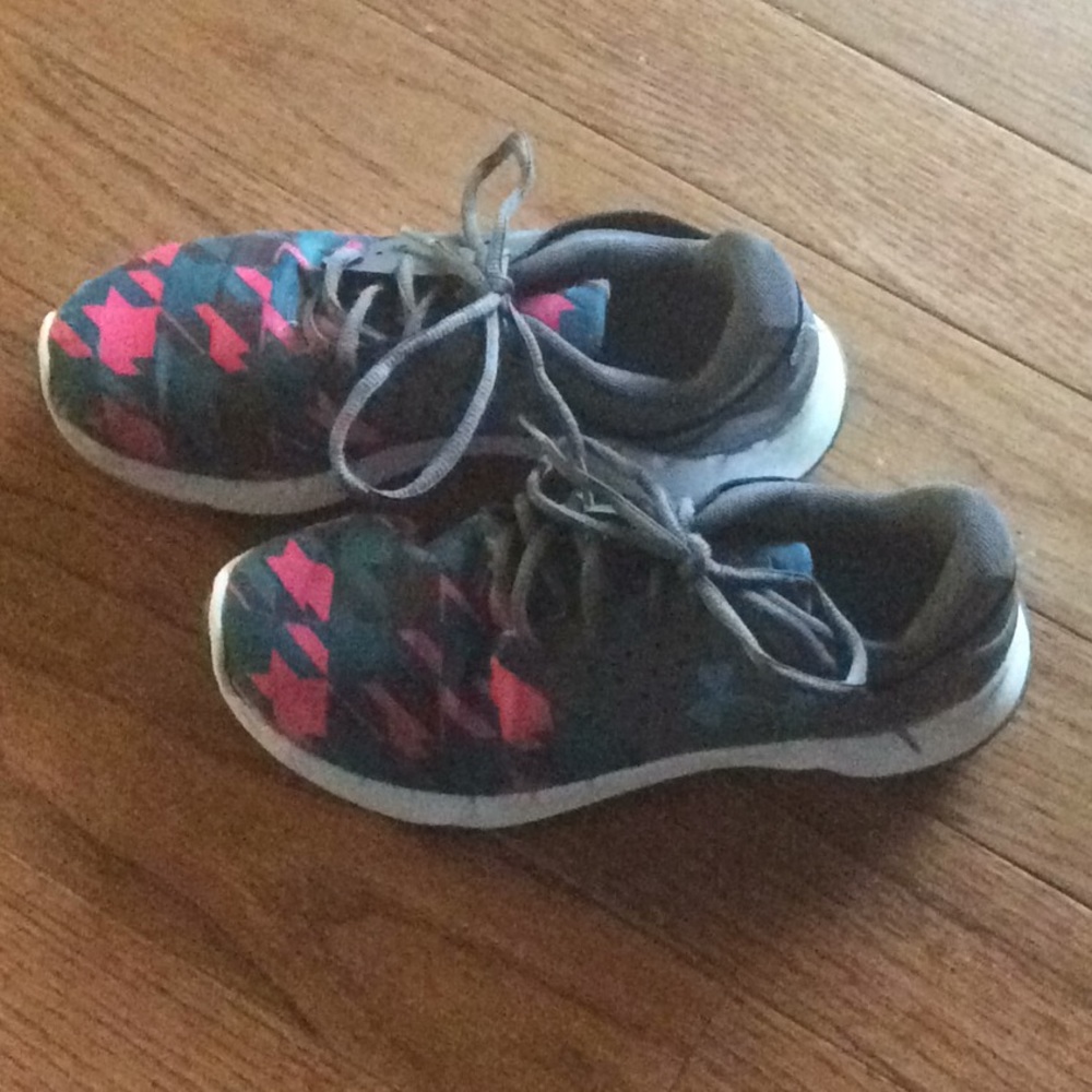 Under Armor girls shoe